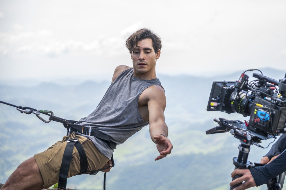Gabriel, personagem de Henrique Zaga em 'Depois do Universo', pratica alpinismo — Foto: Natalia Odenbreit/NETFLIX