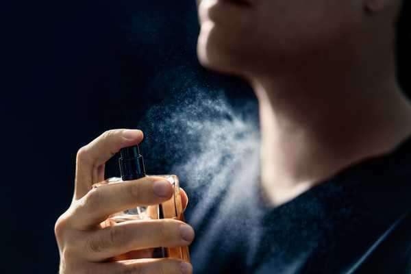 As 3 partes do corpo onde aplicar o perfume para que ele dure mais e fique mais cheiroso