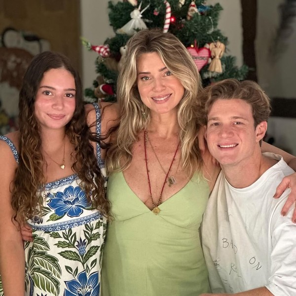 Letícia Spiller posa com os filhos, Pedro Novaes e Stella, em festa de ...