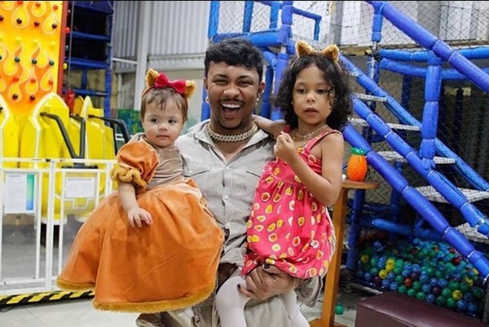 Xamã e suas filhas, Hanna e Akasha — Foto: Foto: Reprodução/Instagram