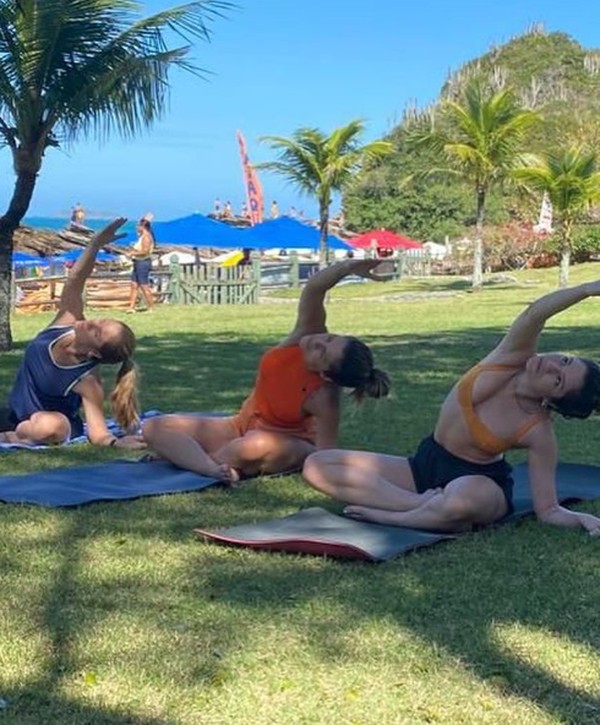 Ingrid Guimarães mostra prática de yoga em chão da sala - Casa e Jardim