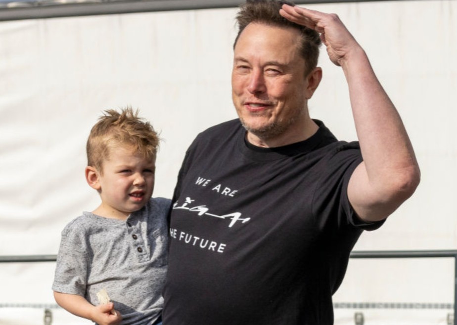 Elon Musk faz rara aparição com filho X Æ A-XII em dia de trabalho