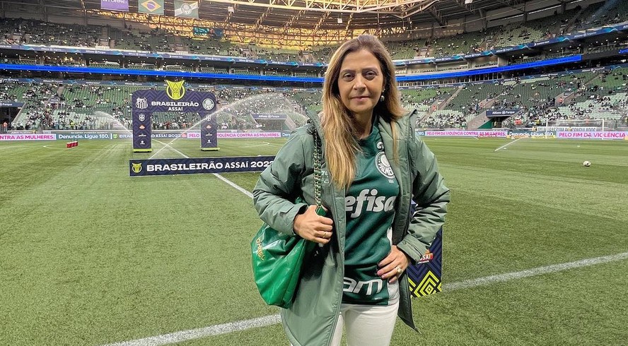 Leila Pereira usa bolsa Chanel 22 verde
