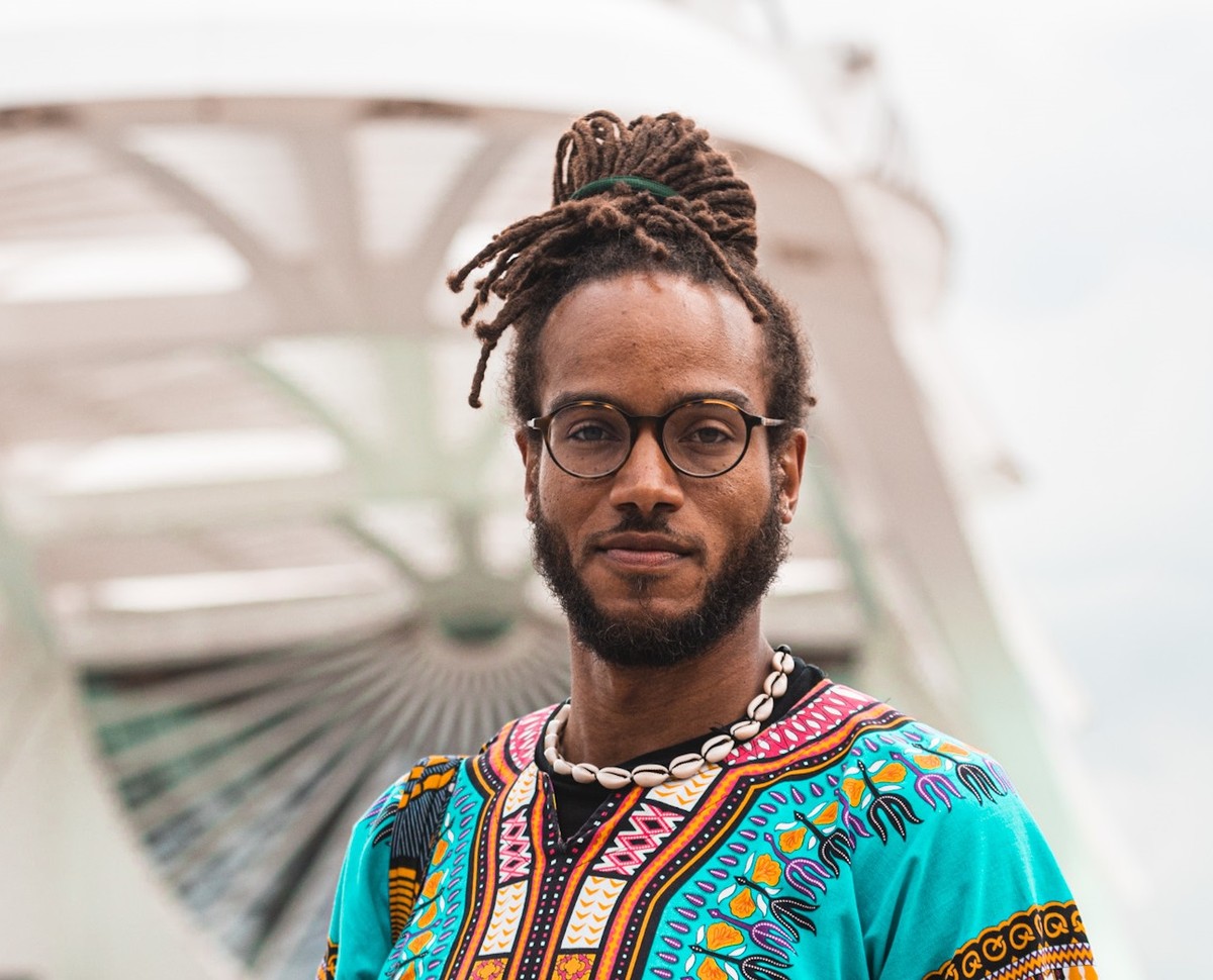 Além do greenwashing: escritor alerta para riscos de uma ecologia racista | Um Só Planeta