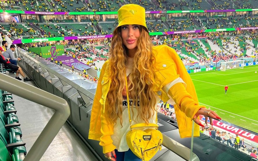 Irmã de Neymar, Rafaella Santos posa no estádio antes de partida contra a Croácia