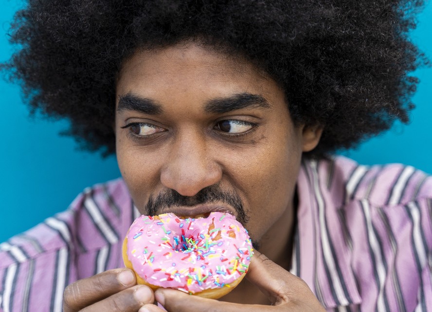Homem comendo doce