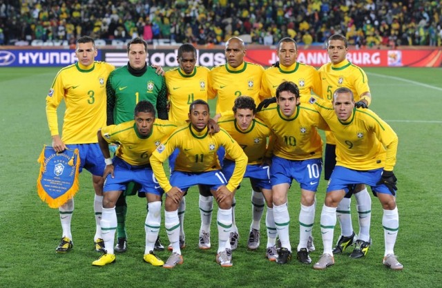 2010: Na África do Sul, os brasileiros usaram um modelo quase idêntico ao do ano anterior, não fossem as listras verdes nas mangas e uma pequena mudança na gola. Foto: Museu do Futebol
