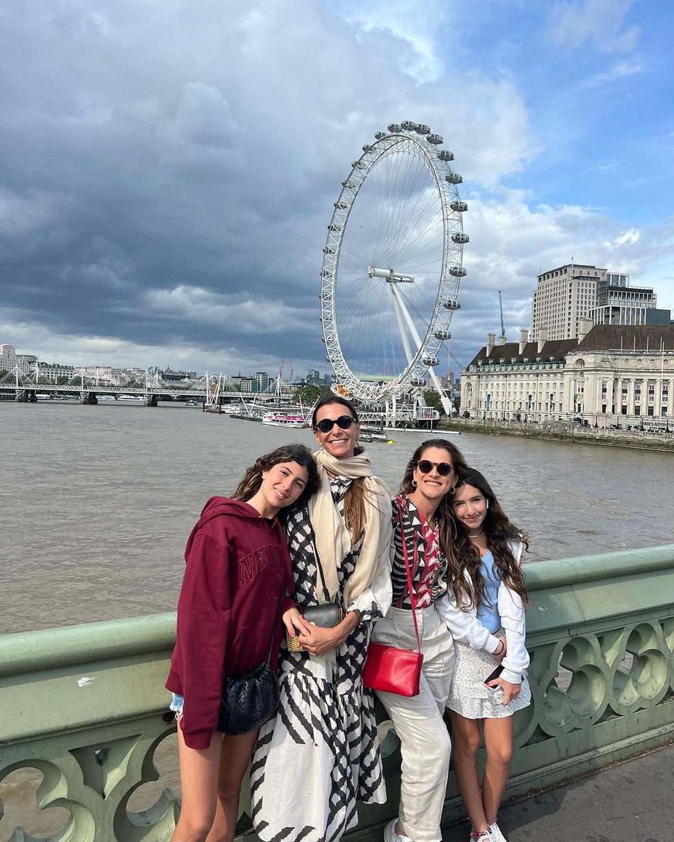 Mônica Martelli e Ingrid Guimarães na companhia das filhas, Júlia e Clara — Foto: Instagram