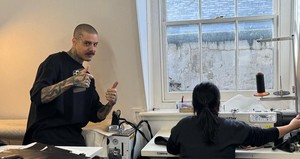 O alfaiate brasileiro que estreou na London Fashion Week com colaboração internacional