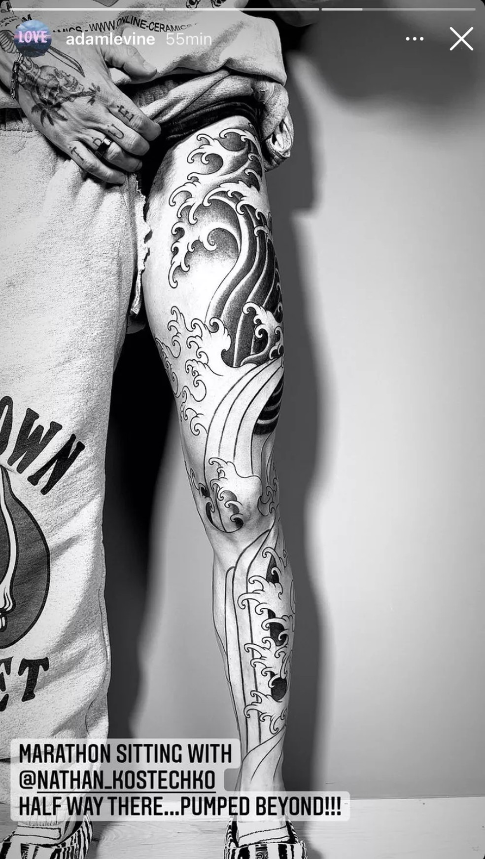 Uma das tatuagens de Adam Levine na perna — Foto: Reprodução/Instagram