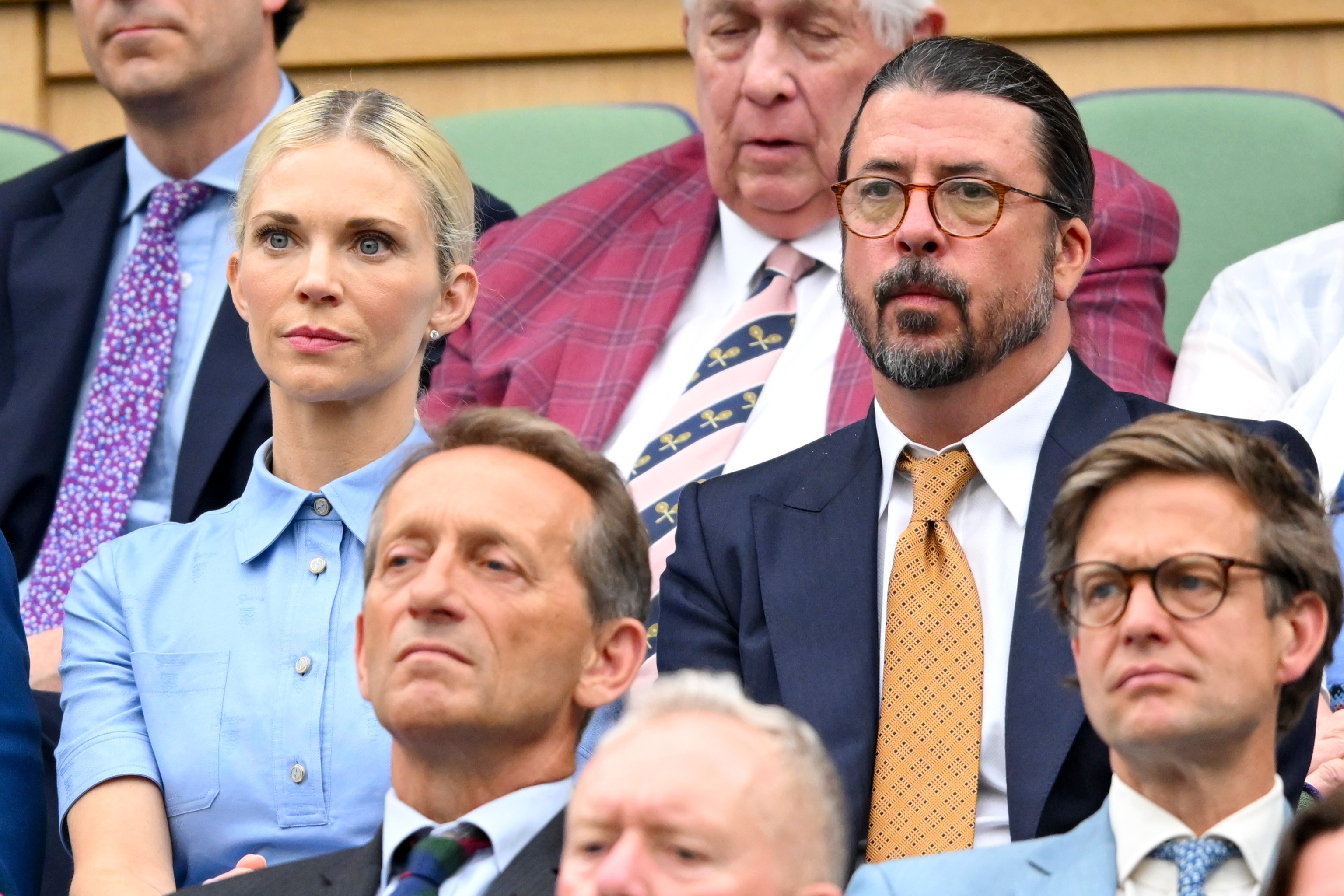 Dave Grohl, do Foo Fighters, assiste a jogo de Djokovic em Wimbledon