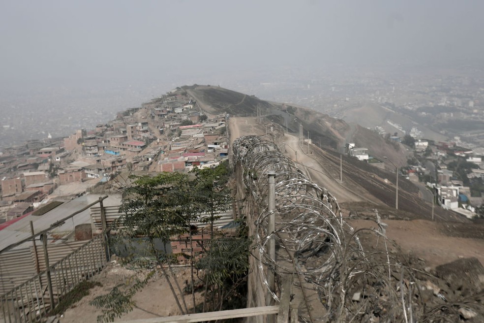 Muro da vergonha divide bairros ricos e pobres em Lima — Foto: Getty Images