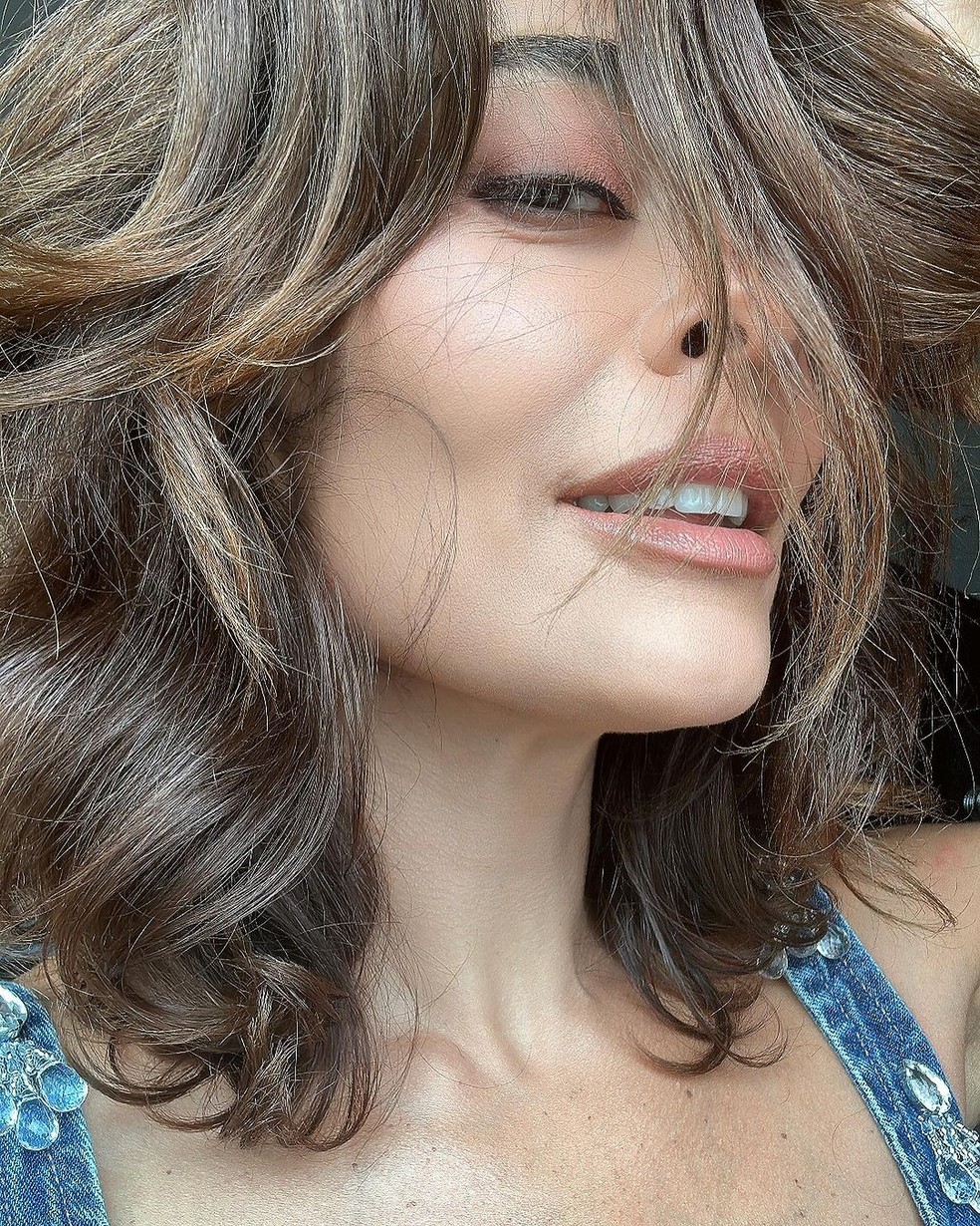 Juliana Paes surgiu com cabelo liso em foto — Foto: Reprodução Instagram