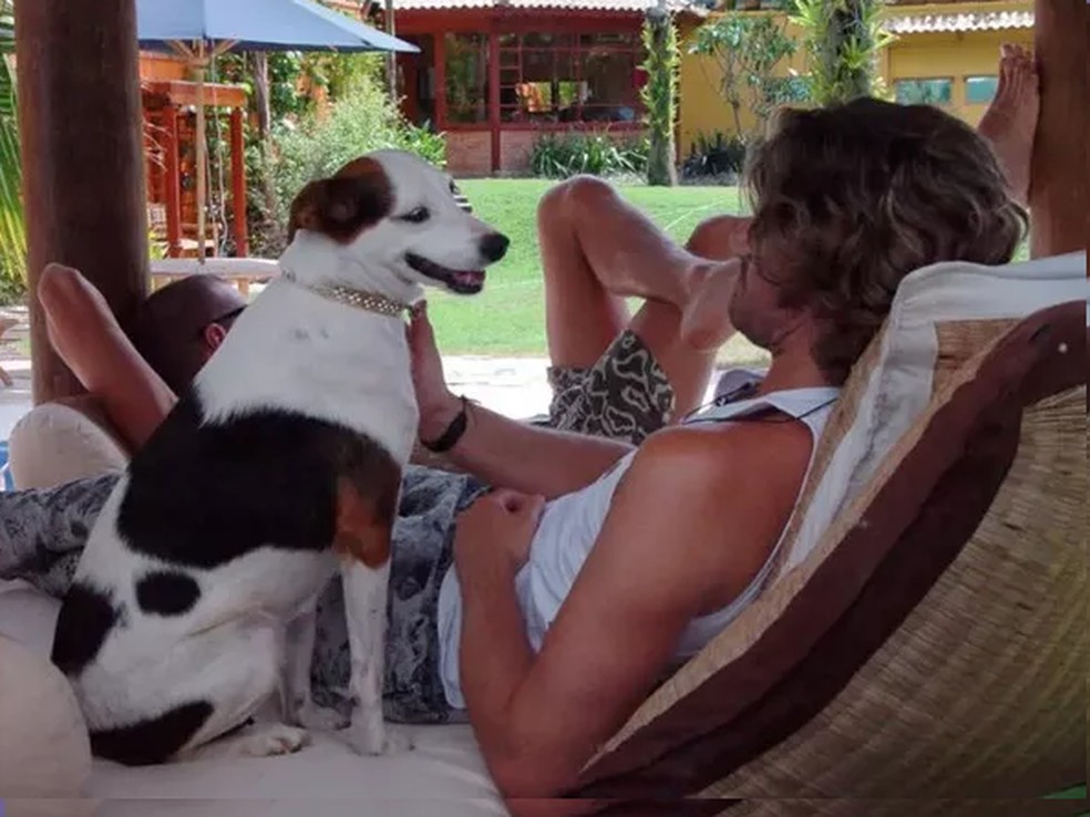 Vira-lata Molly foi o primeiro pet da história do reality e o brother Caetano se apegou a ela — Foto: TV Globo