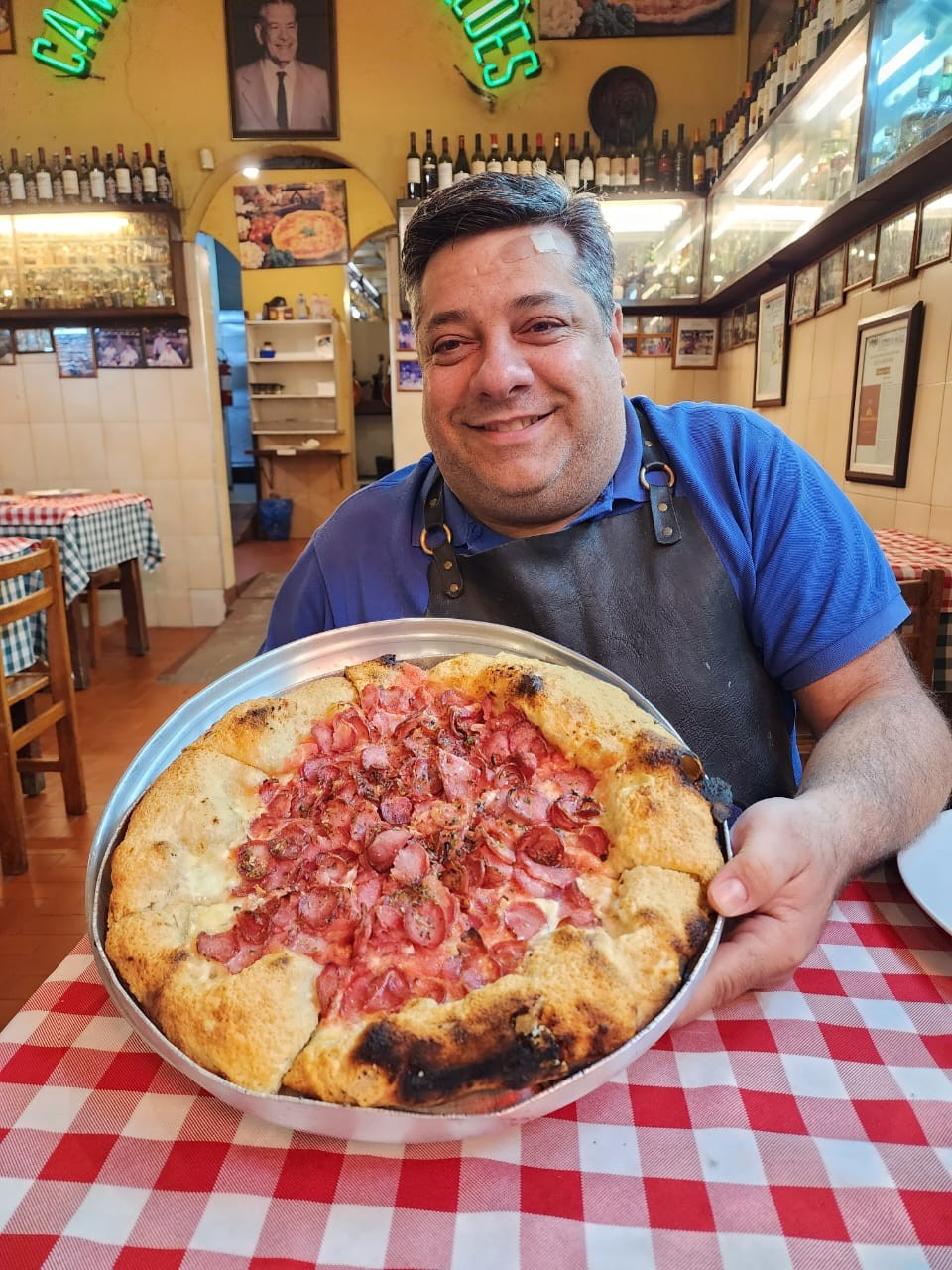Fabio Donato, que está à frente do endereço, e a famosa pizza Castelões — Foto: Carolina Giovanelli