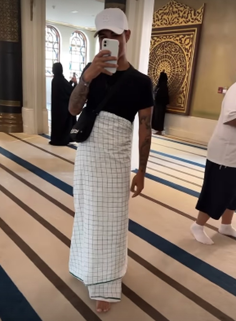 Sobrinho de Thiago Silva com as pernas cobertas por um pano na Mesquita de Katara — Foto: Reprodução Instagram