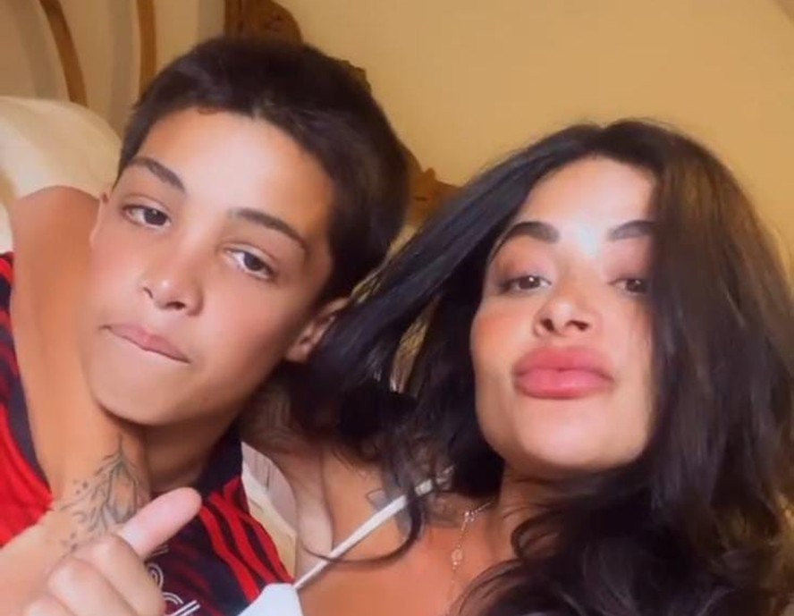 Aline Campos surge em clique raro com filho: 'Só na marra para aparecer'