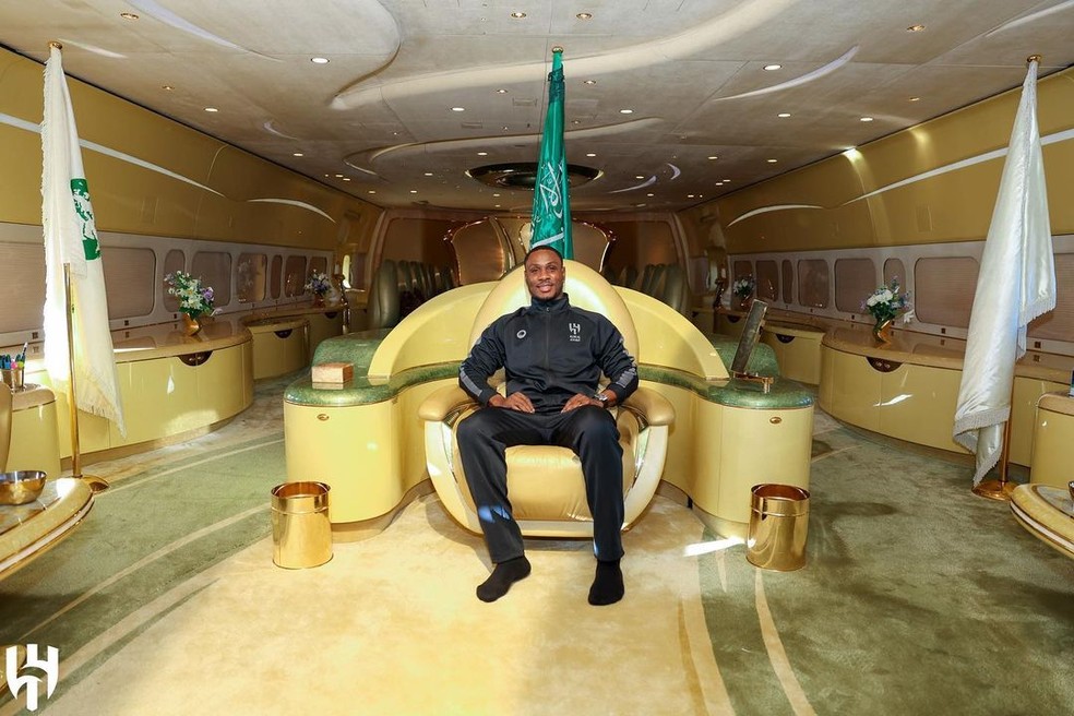 Odion Ighalo posando em uma dos tronos do avião — Foto: Reprodução / Instagram