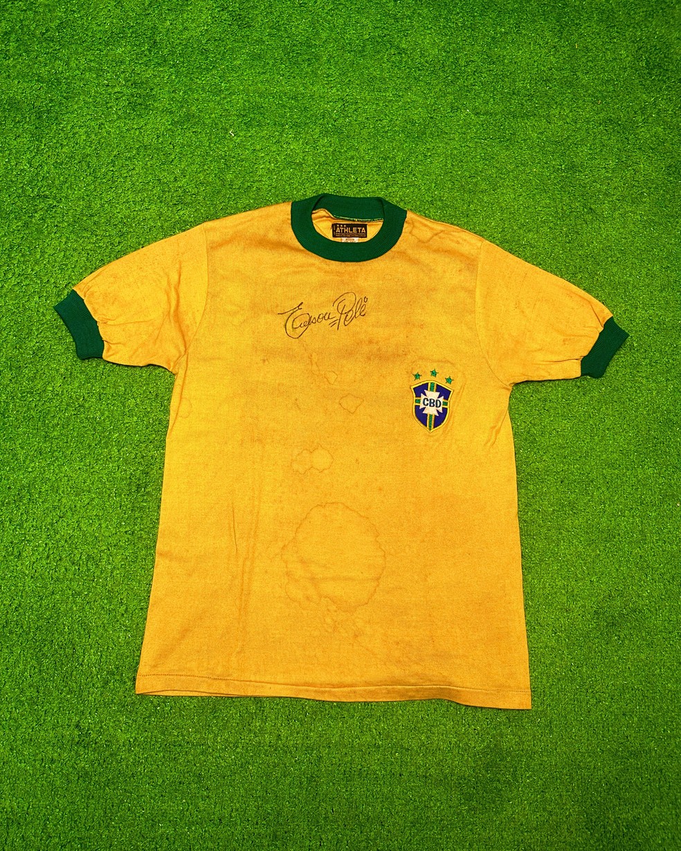 Camisa da Seleção Brasileira de 1971 assinada por Pelé — Foto: Divulgação/Play for a Cause