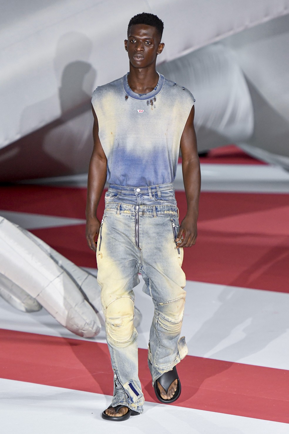 Desfile da Diesel na Milan Fashion Week explorou diversas possibilidades do jeans — Foto: Victor VIRGILE/Gamma-Rapho via Getty Images
