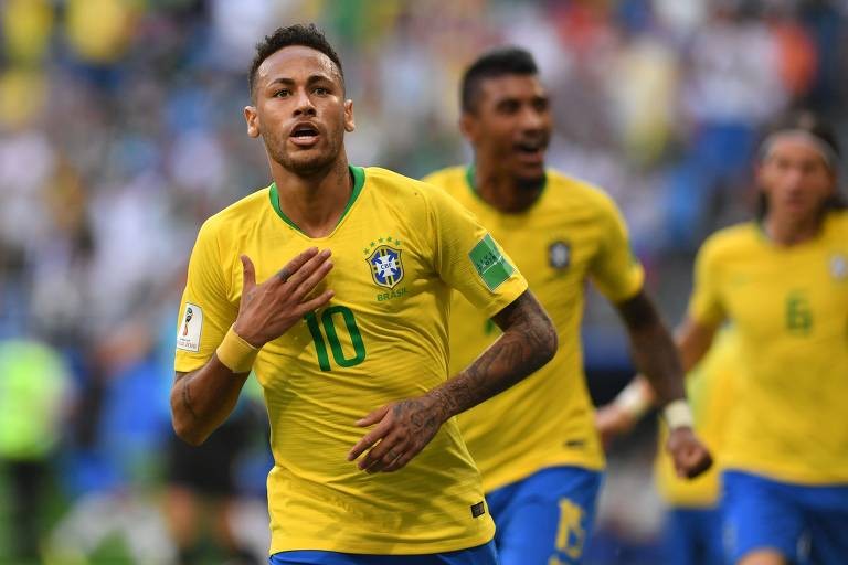 2018: Já no último mundial, a camisa brasileira seguiu no mesmo modelo da Copa anterior, mas dispensou o detalhe na gola. Foto: Fabrice Coffrini (AFP)