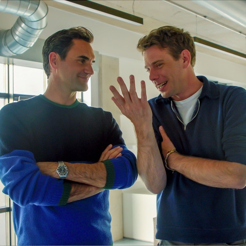 Roger Federer (à esq) com Jonathan Anderson, diretor criativo da Loewe — Foto: Reprodução/Instagram