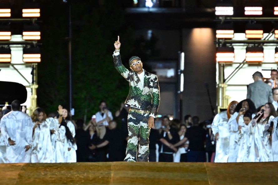 Pharrell Williams em sua estreia como diretor criativo da linha masculina da Louis Vuitton.