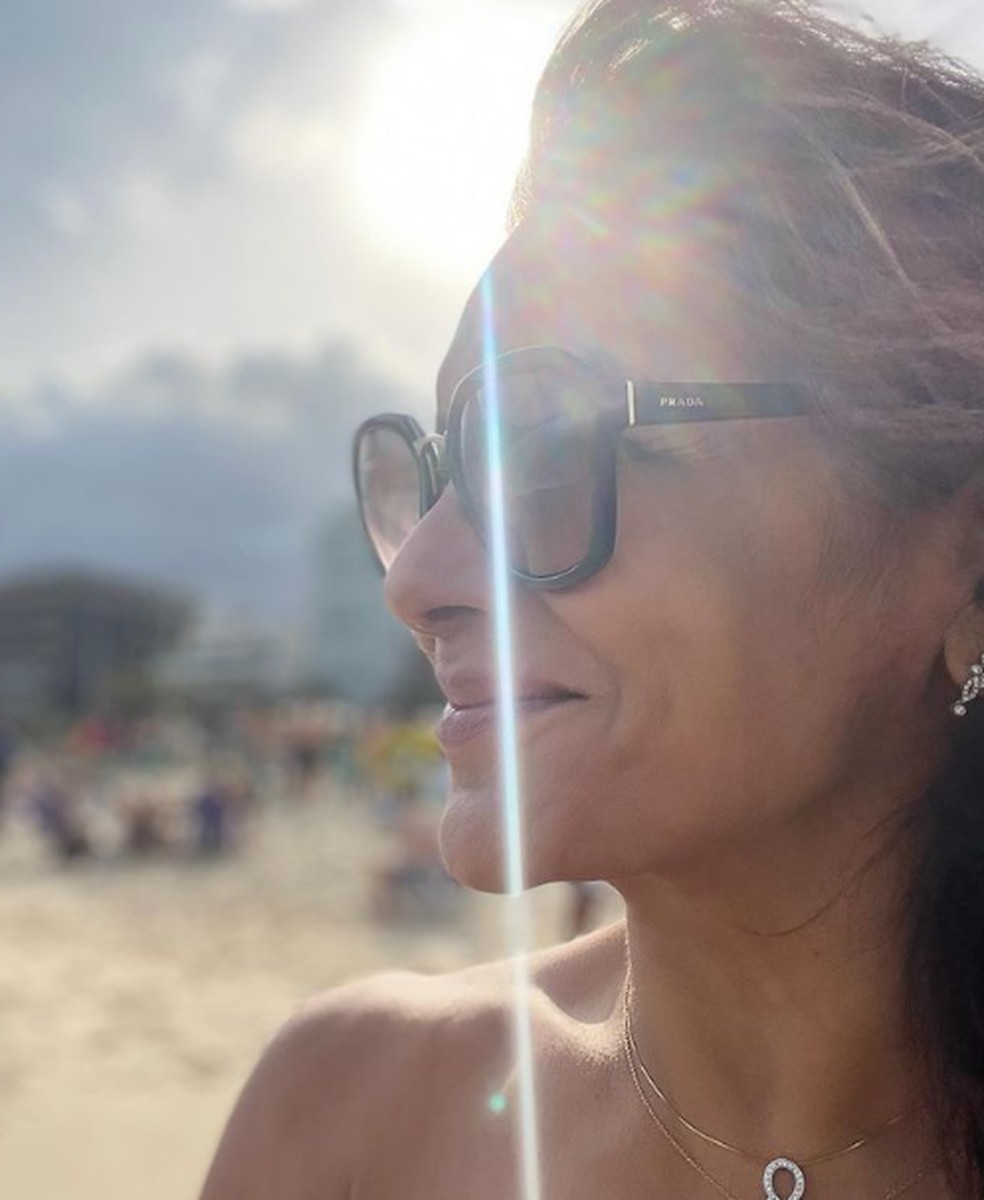 Dira Paes curte dia de sol em praia: 'Sextou, praiou'