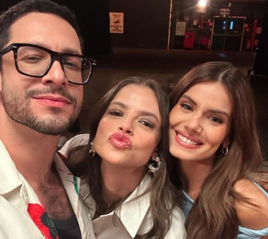 Camila Queiroz posa com Agatha Moreira e Rainer Cadete e faz suspense ...