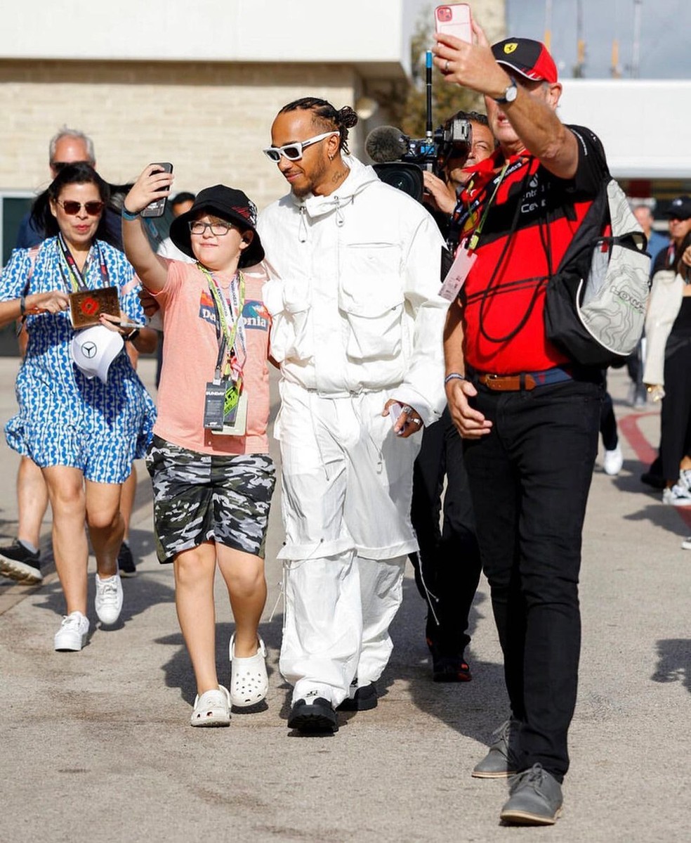 Lewis Hamilton com fãs durante o GP de Austin, nos EUA — Foto: Divulgação/Instagram