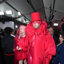 Sam Smith chega ao Grammy 2023 com look ousado em vermelho — Foto: Kevin Mazur/Getty Images for The Recording Academy