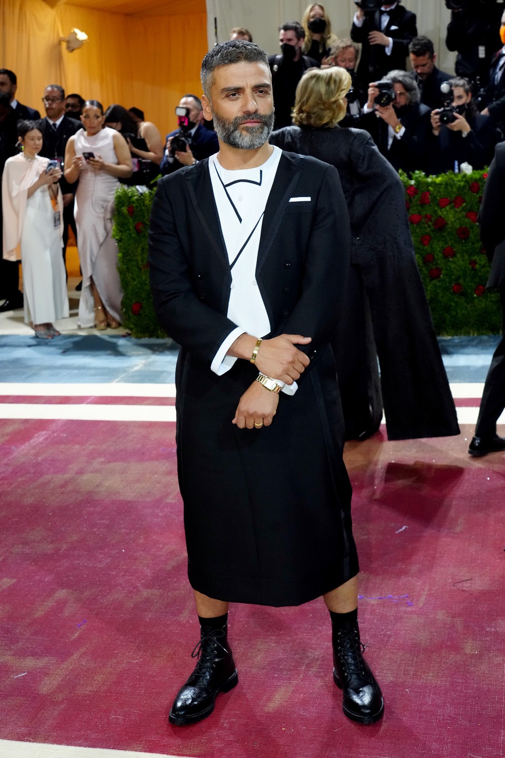 Oscar Isaac usa look com saia no Met Gala 2022 — Foto: Jeff Kravitz/FilmMagic