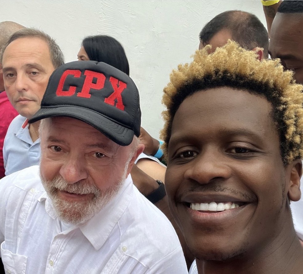 Lula usa boné CPX, que homenageia Complexo do Alemão — Foto: Reprodução/Instagram