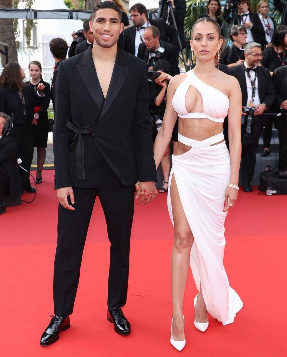 Hakimi e Hiba Abouk no tapete vermelho do festival de Cannes, em maio de 2022 — Foto: Reprodução Instagram