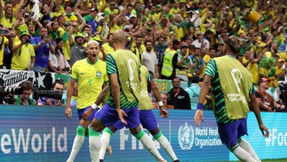 Richarlison comemora primeito gol com colegas da Seleção Brasileira — Foto: Hector Vivas - FIFA/FIFA via Getty Images