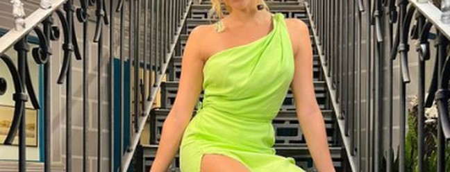Isabella Santoni aposta em vestido verde limão fendado  — Foto: Instagram