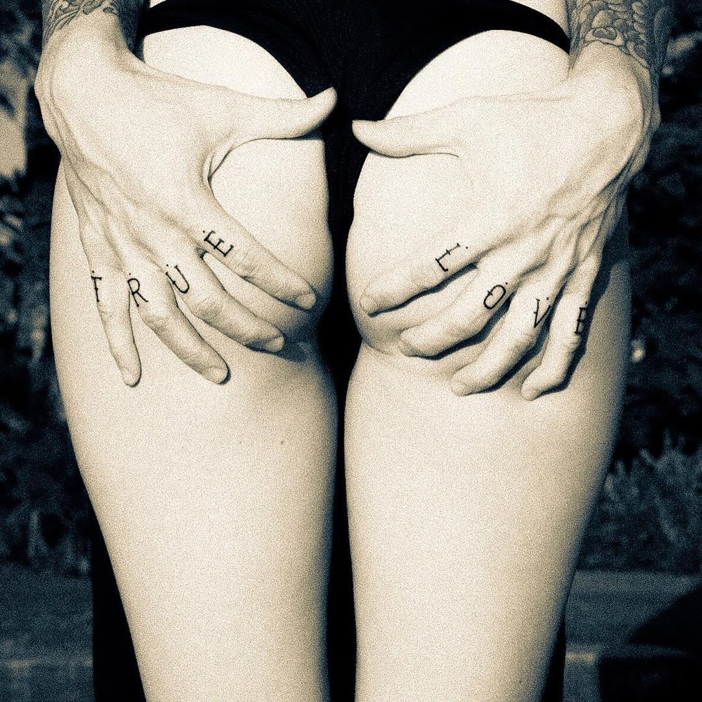 Tatuagem de Adam Levine nos dedos. — Foto: Reprodução/Instagram