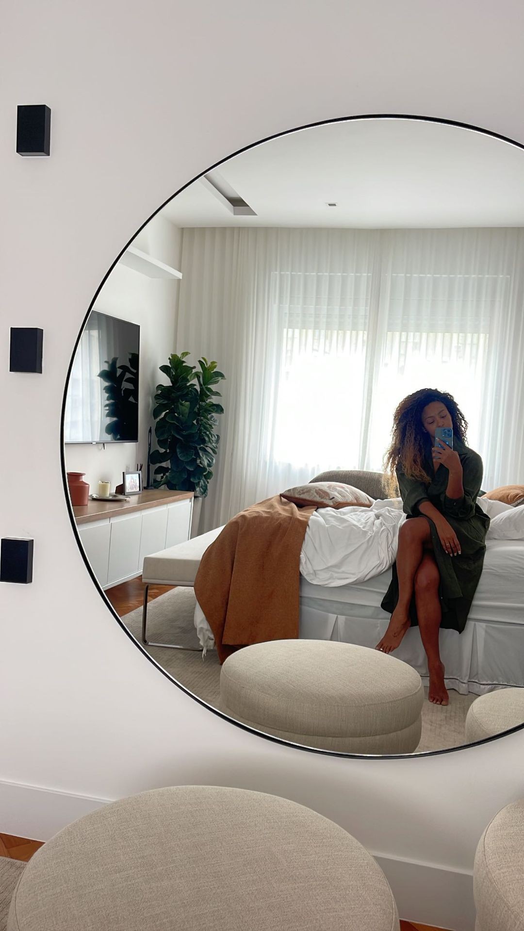 Ao acordar, atriz Sheron Menezzes exibe beleza natural em foto na cama — Foto: Reprodução/Instagram