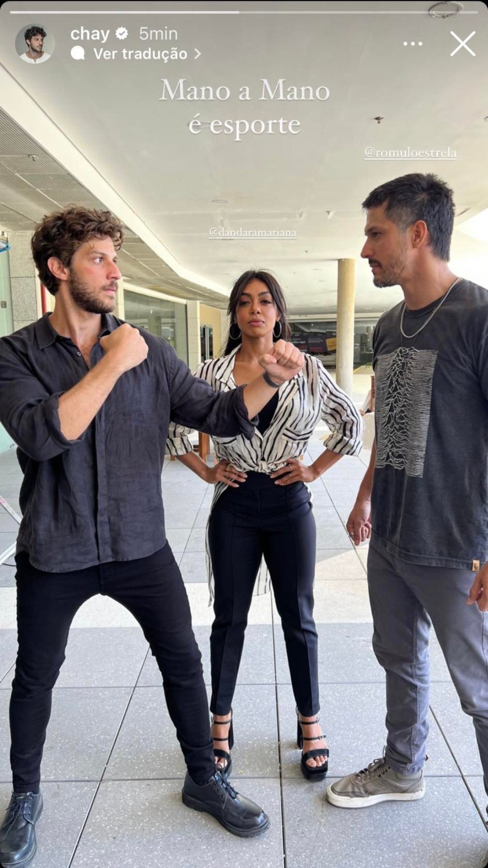 Chay Suede posa com Romulo Estrela e Dandara Mariana nos bastidores de 'Travessia' — Foto: Instagram