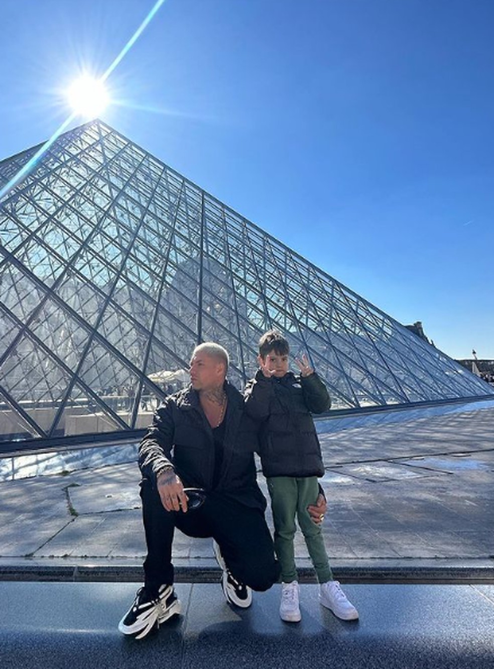 Filipe Ret e o filho Theo no Museu do Louvre. — Foto: Acervo Pessoal