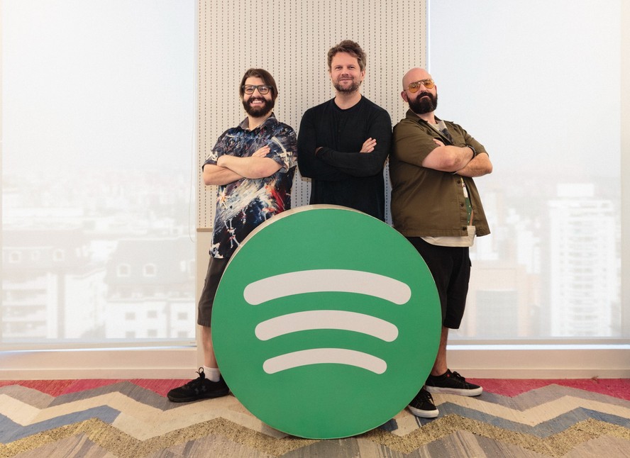 Alexandre Ottoni, Selton Mello e Deive Pazos na sede do Spotify Brasil, em São Paulo