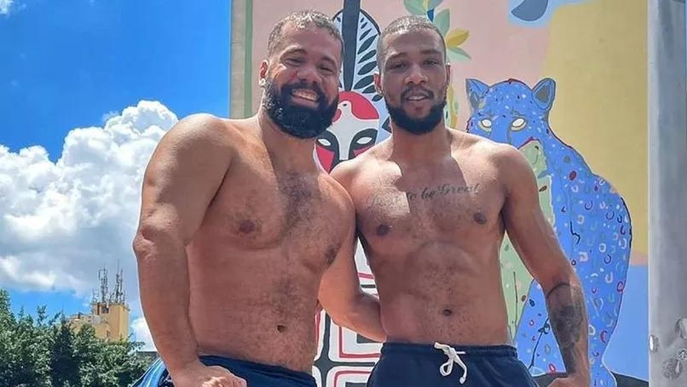 Jefferson Santos, à esquerda, ao lado do namorado, o humorista Júnior Chicó (Foto: Reprodução / Instagram) — Foto: GQ