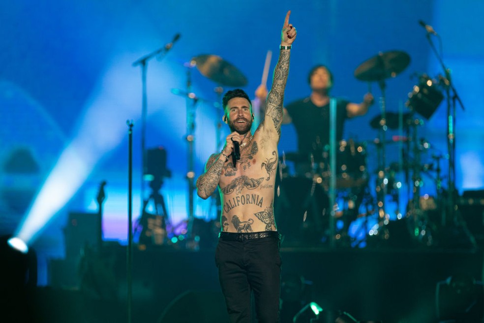 A tatuagem no abdômen, "Califórnia", é uma das mais características do cantor Adam Levine. — Foto: Getty Images