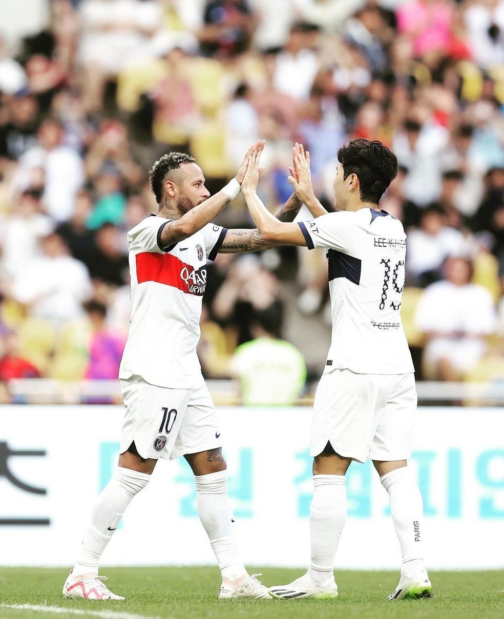 Neymar e Lee Kang-in durante partida pela PSG no início da temporada — Foto: Reprodução / Instagram