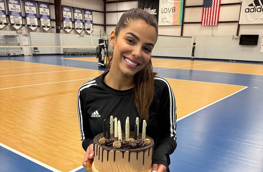 Em Houston, Key Alves celebra aniversário de 25 anos em meio de quadra ...