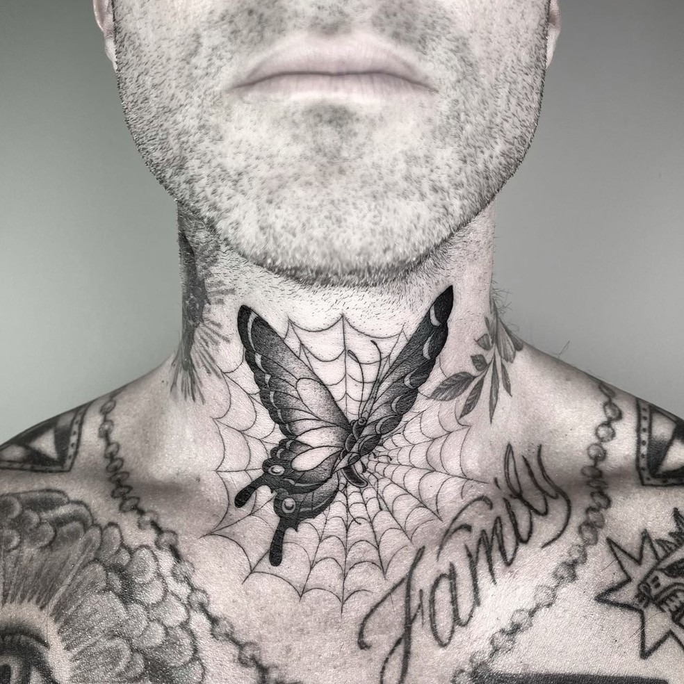 Tatuagem de Adam Levine no pescoço. — Foto: Reprodução/Instagram