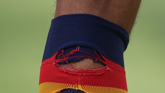 Por que jogadores estão usando meias esburacadas na Copa Por que jogadores estão usando meias esburacadas na Copa