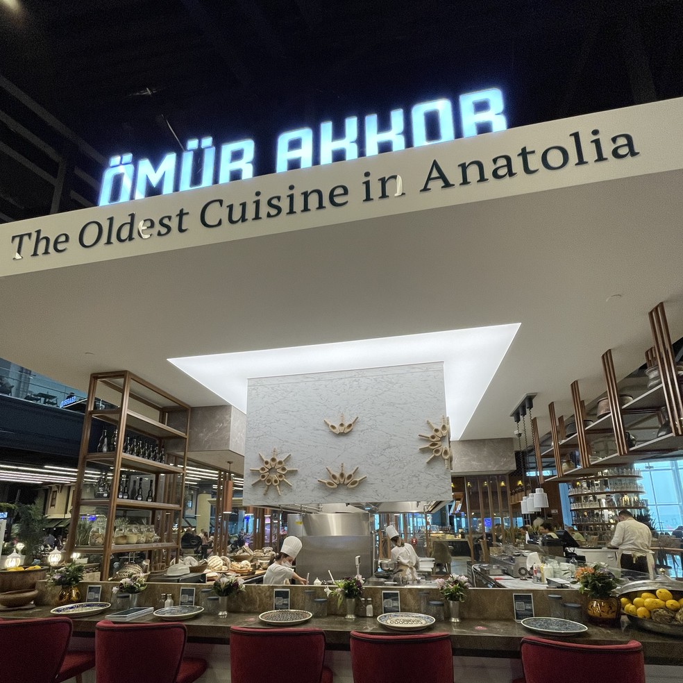 Restaurante Omur Akkor: fica no aeroporto de Istambul e é uma ótima opção para quem deseja saborear uma comida típica, porém refinada  — Foto: Bruna Amendola