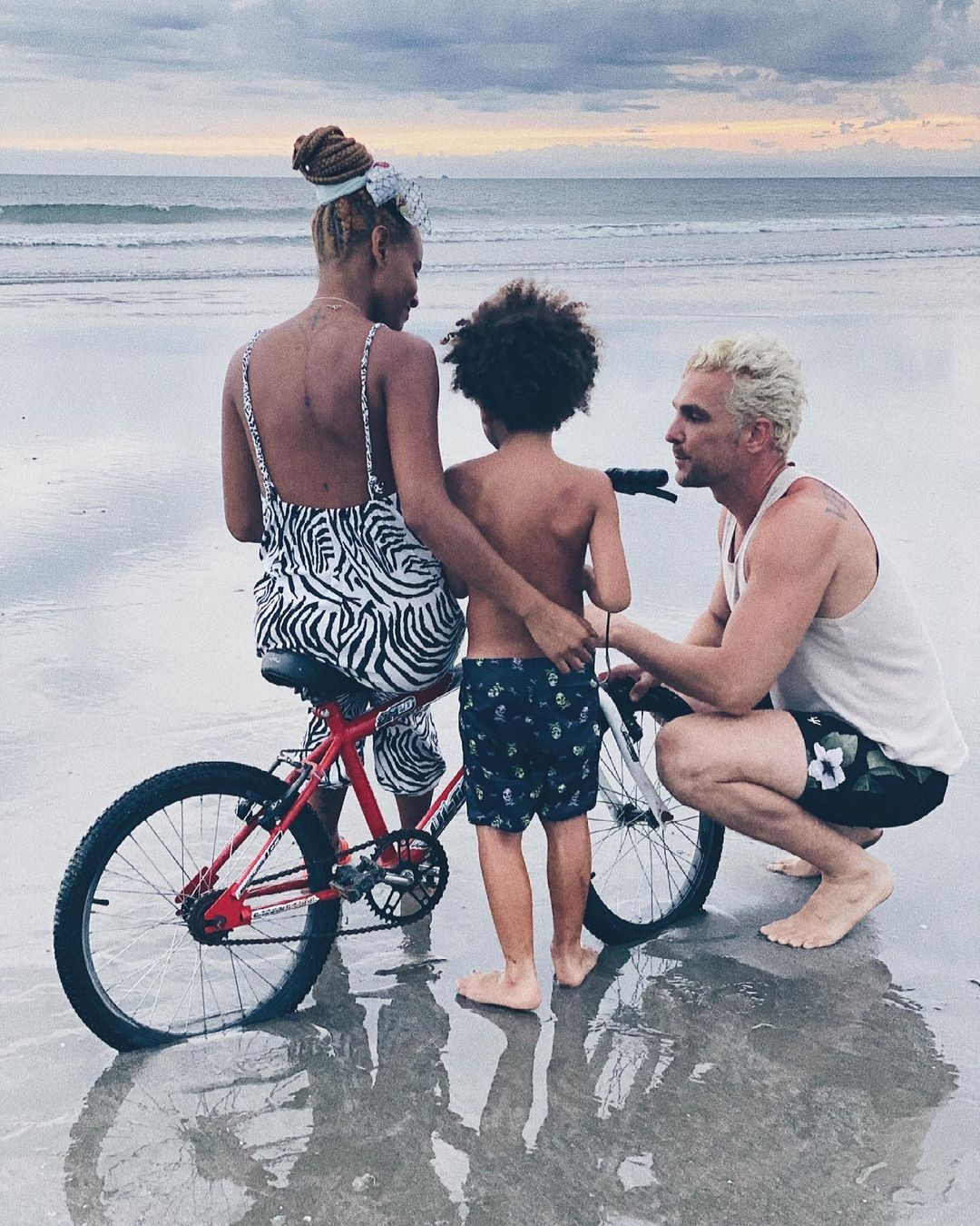 Aline Wirley e Igor Rickli com o filho Antônio na praia — Foto: Instagram/Reprodução