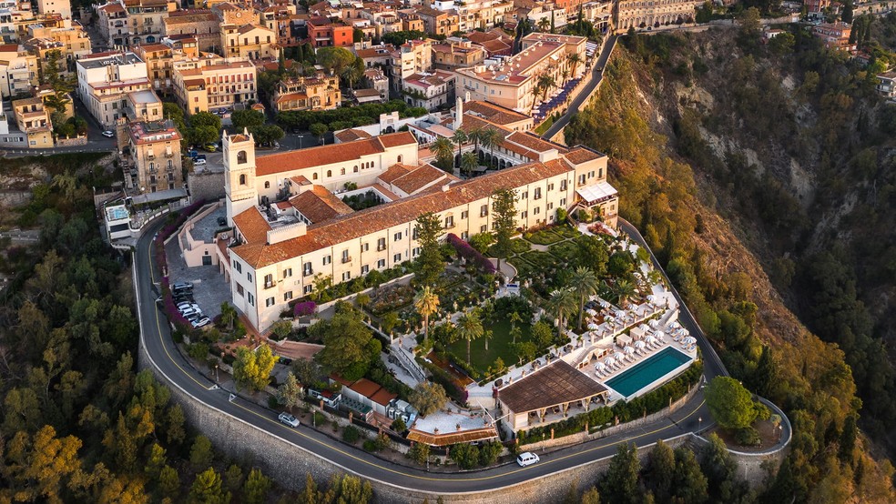 O hotel fica na costa do Mar Jônico, que banha a Sicília e a Grécia — Foto: Divulgação / Four Seasons San Domenico Palace
